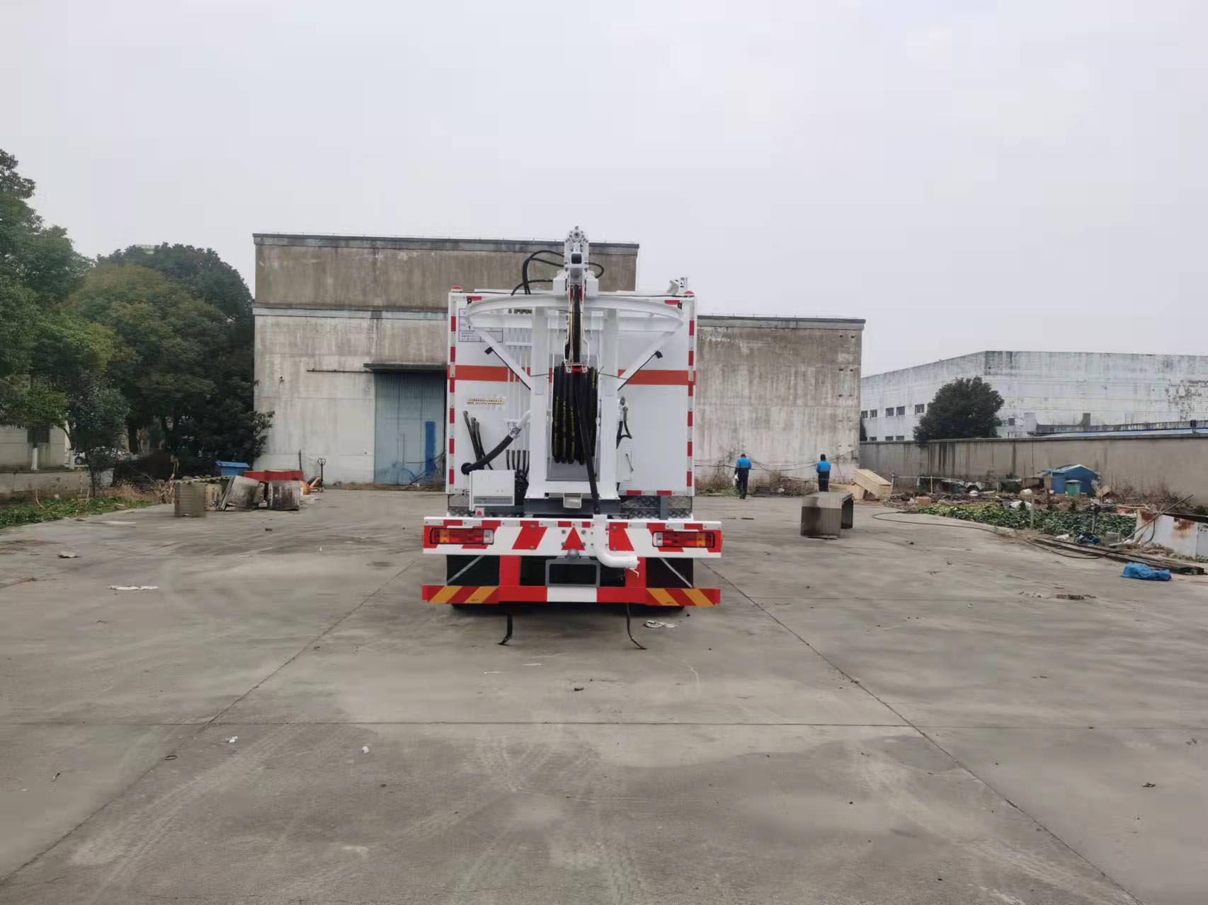 澳瑞凱牌BBQ5320THR現(xiàn)場(chǎng)混裝乳化炸藥車公告圖片