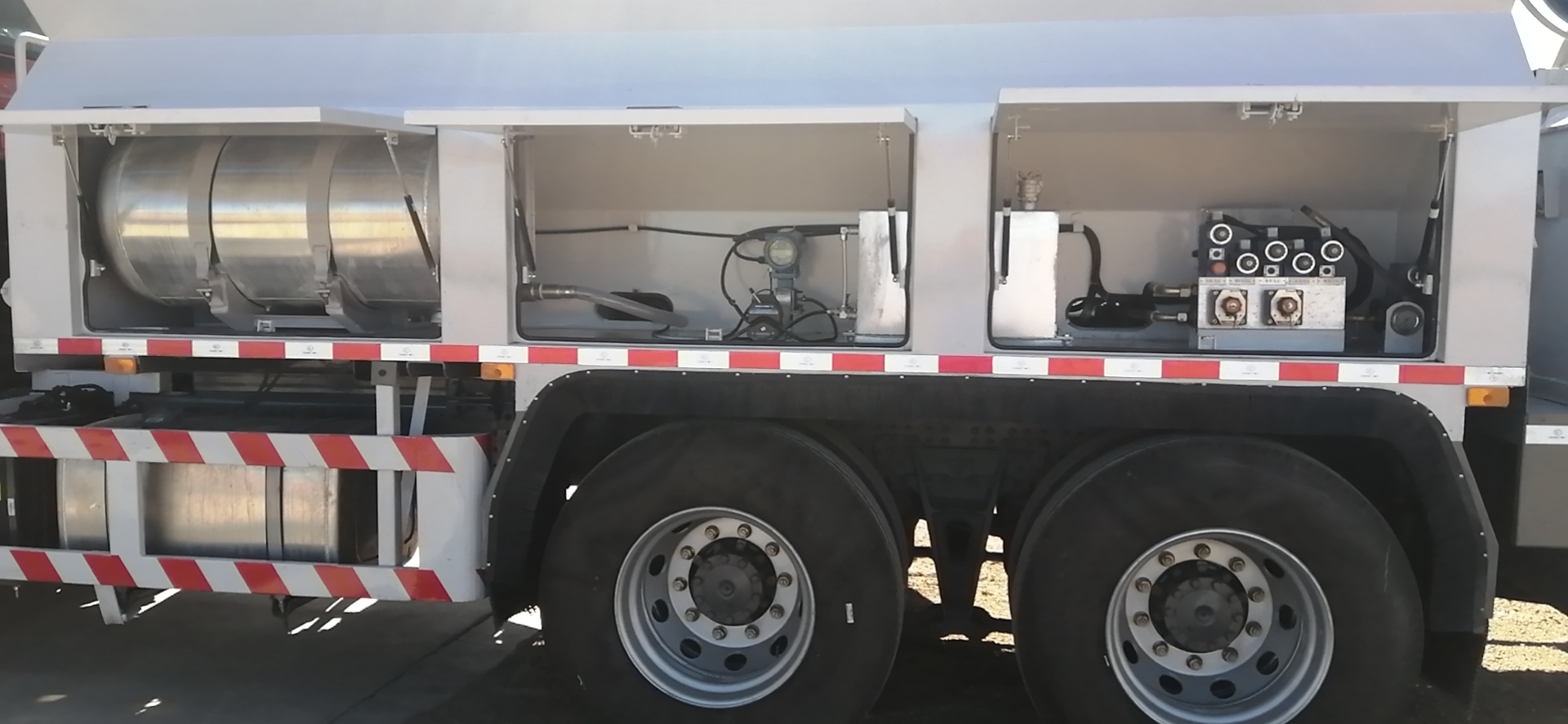 昊之天牌HTR5261THRS現(xiàn)場混裝乳化炸藥車公告圖片