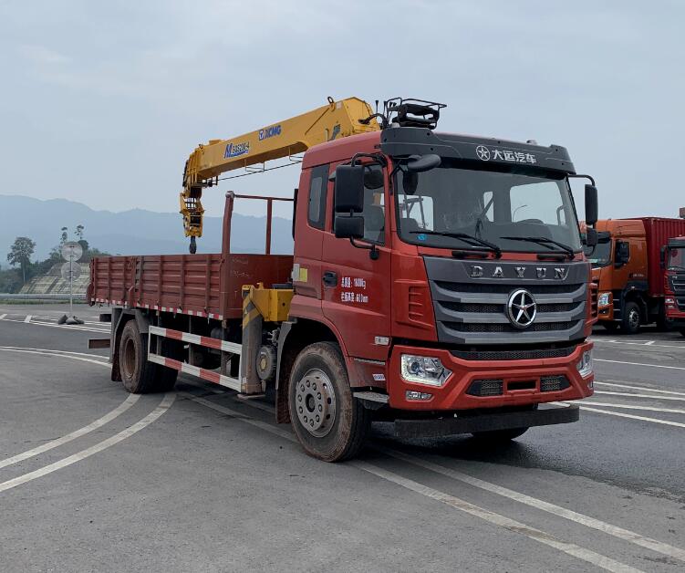 大運(yùn)牌DYQ5183JSQD6AC隨車起重運(yùn)輸車公告圖片