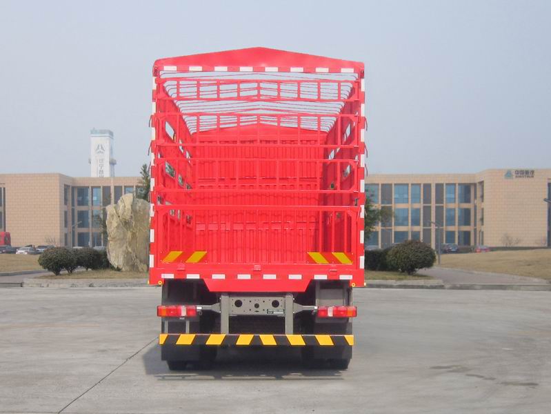 豪沃牌ZZ5317CCQV466JF1畜禽运输车公告图片