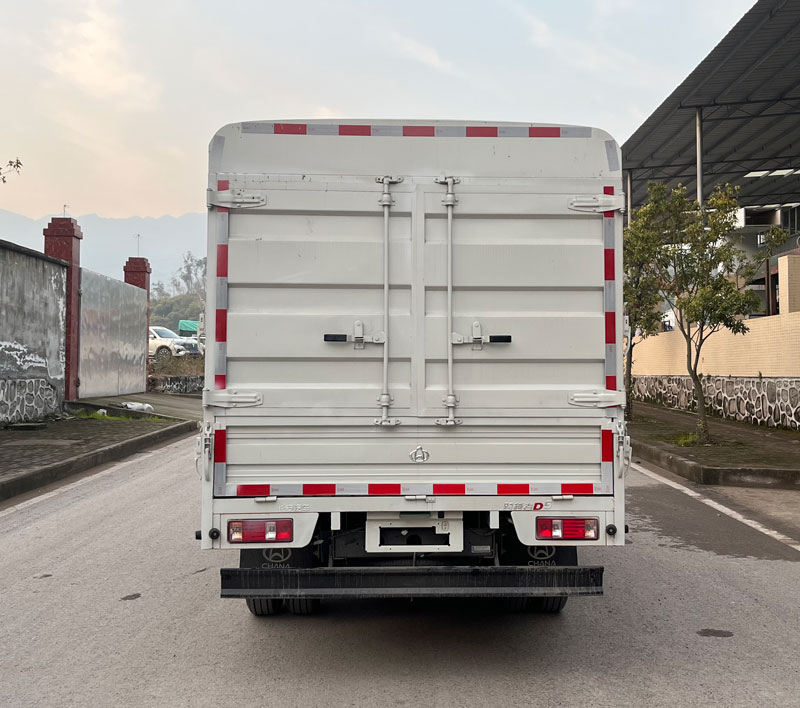 長(zhǎng)安牌SC5040CCYUFD64倉(cāng)柵式運(yùn)輸車公告圖片