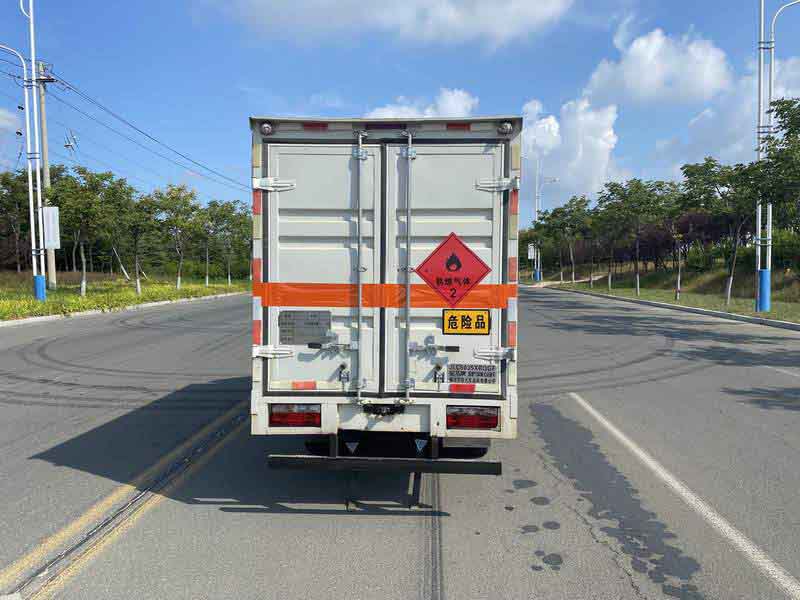 駝馬牌JLC5035XRQGF易燃?xì)怏w廂式運(yùn)輸車公告圖片