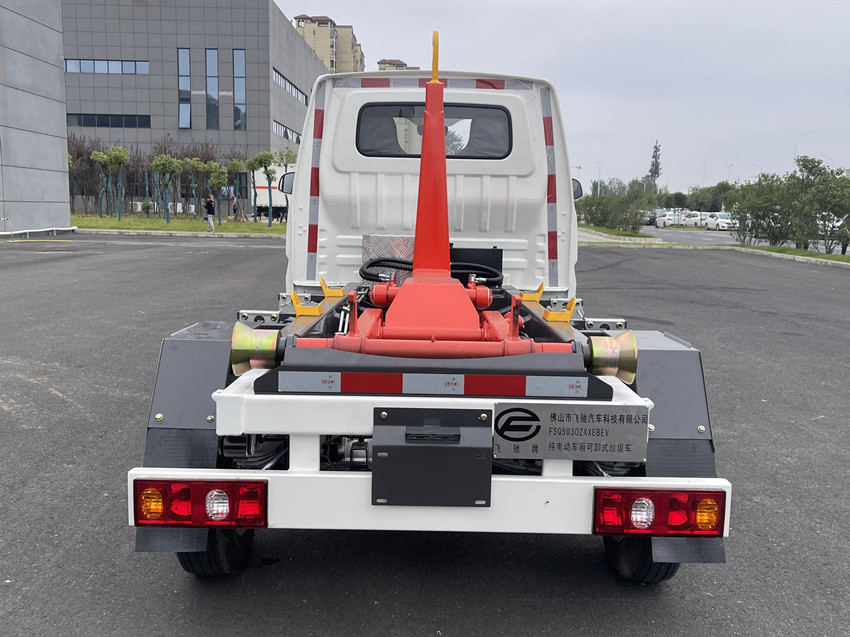 飞驰牌FSQ5030ZXXEBEV纯电动车厢可卸式垃圾车公告图片