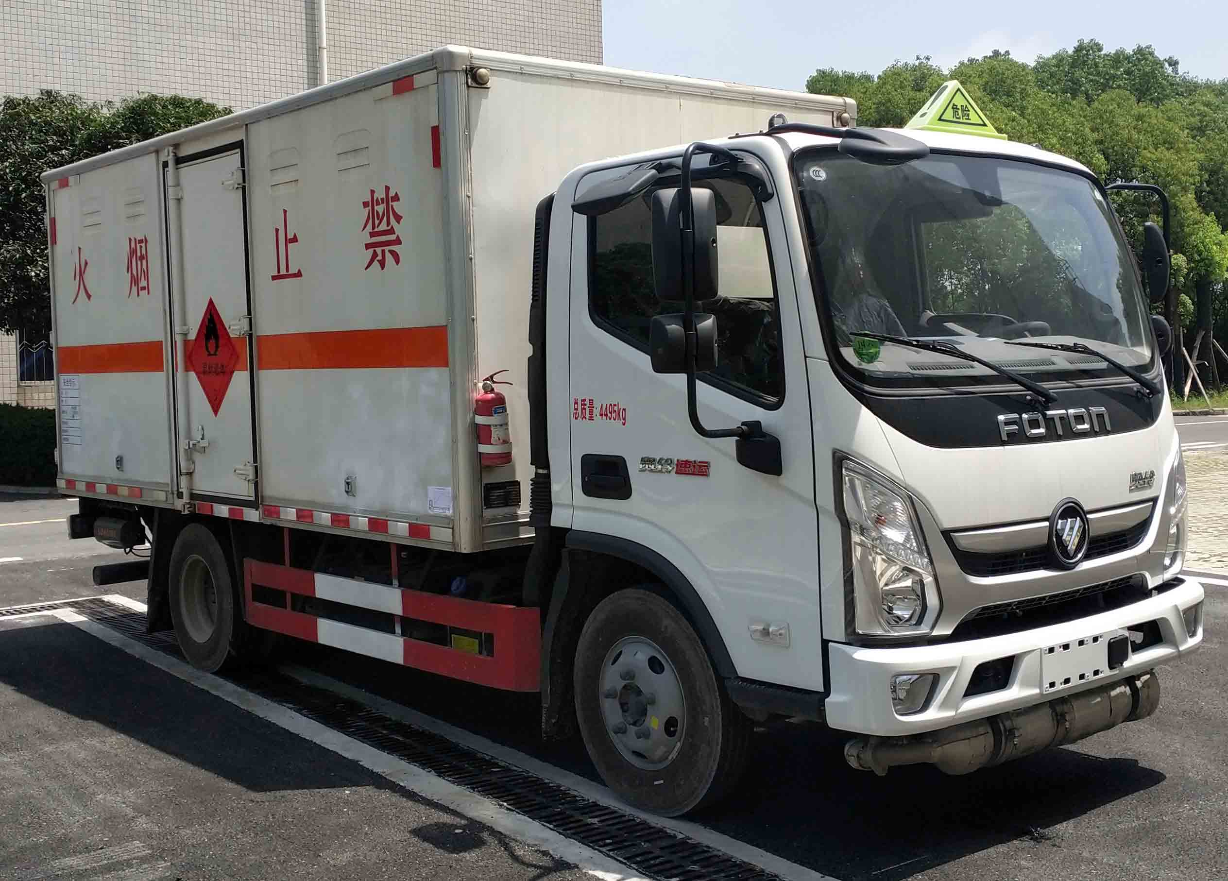 华通牌HCQ5048XRYJDA-AB3易燃液体厢式运输车公告图片