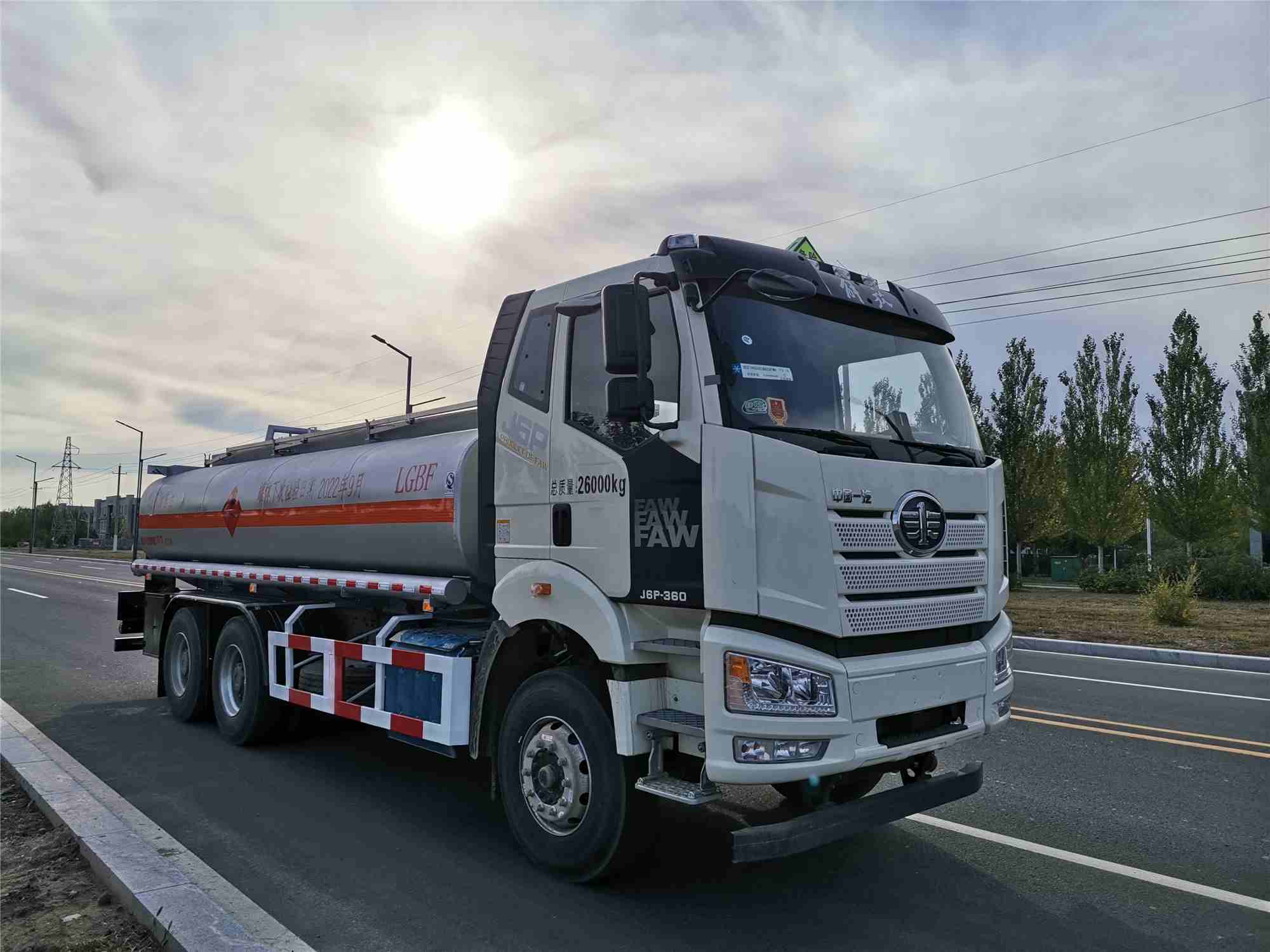 耐力牌KSZ5261GRY易燃液体罐式运输车公告图片