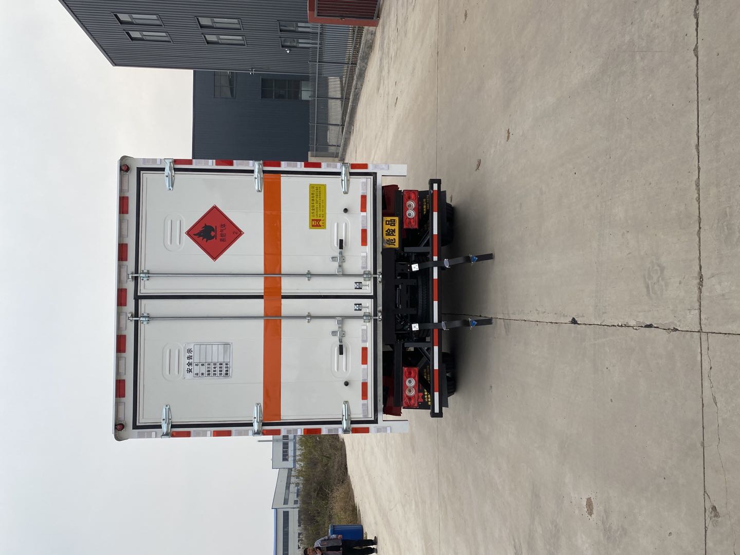 鴻星達(dá)牌SJR5080XRQ-6易燃?xì)怏w廂式運(yùn)輸車公告圖片