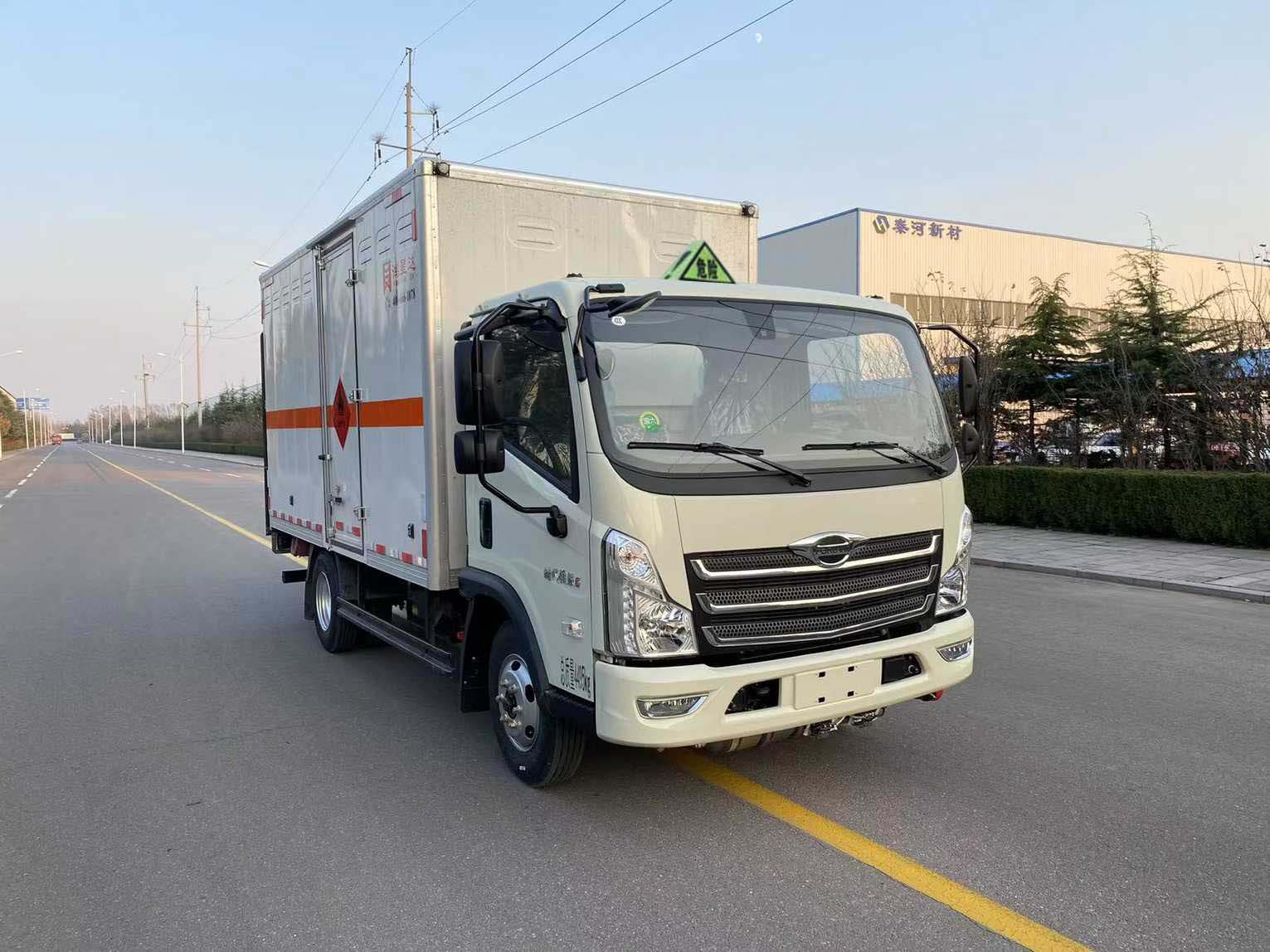 鴻星達牌SJR5042XRQ-6易燃氣體廂式運輸車公告圖片