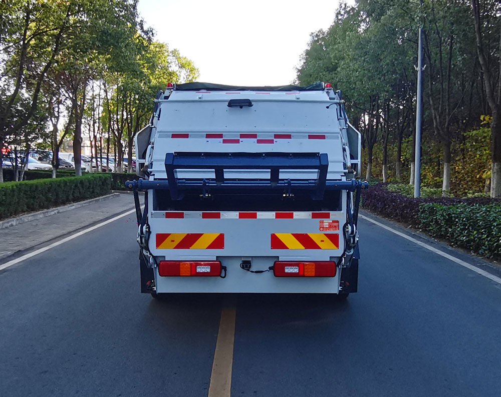 大運(yùn)牌CGC5125ZYSBEV1Z1純電動(dòng)壓縮式垃圾車公告圖片