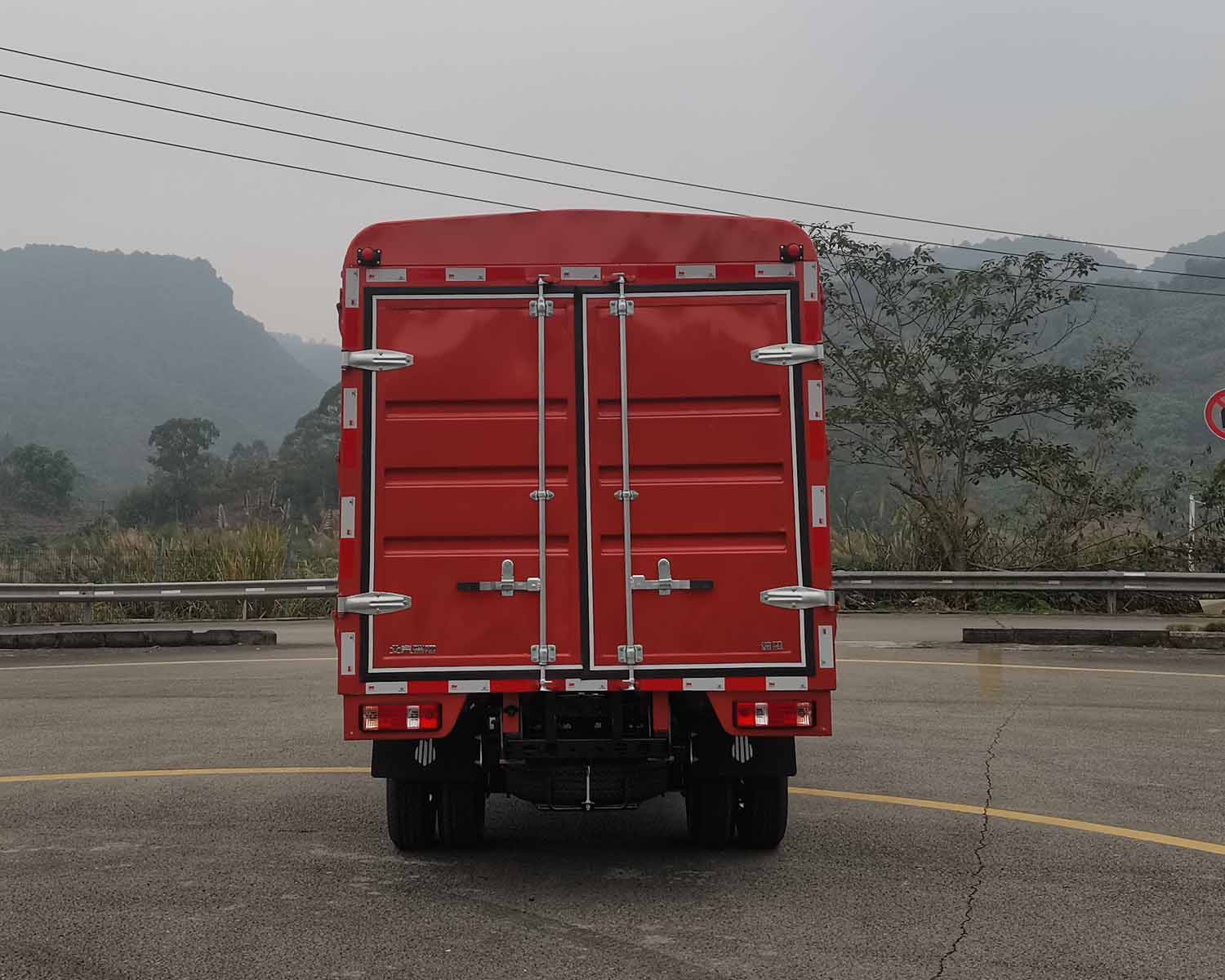 北京牌BJ5030CCYXMV1T倉柵式運輸車公告圖片