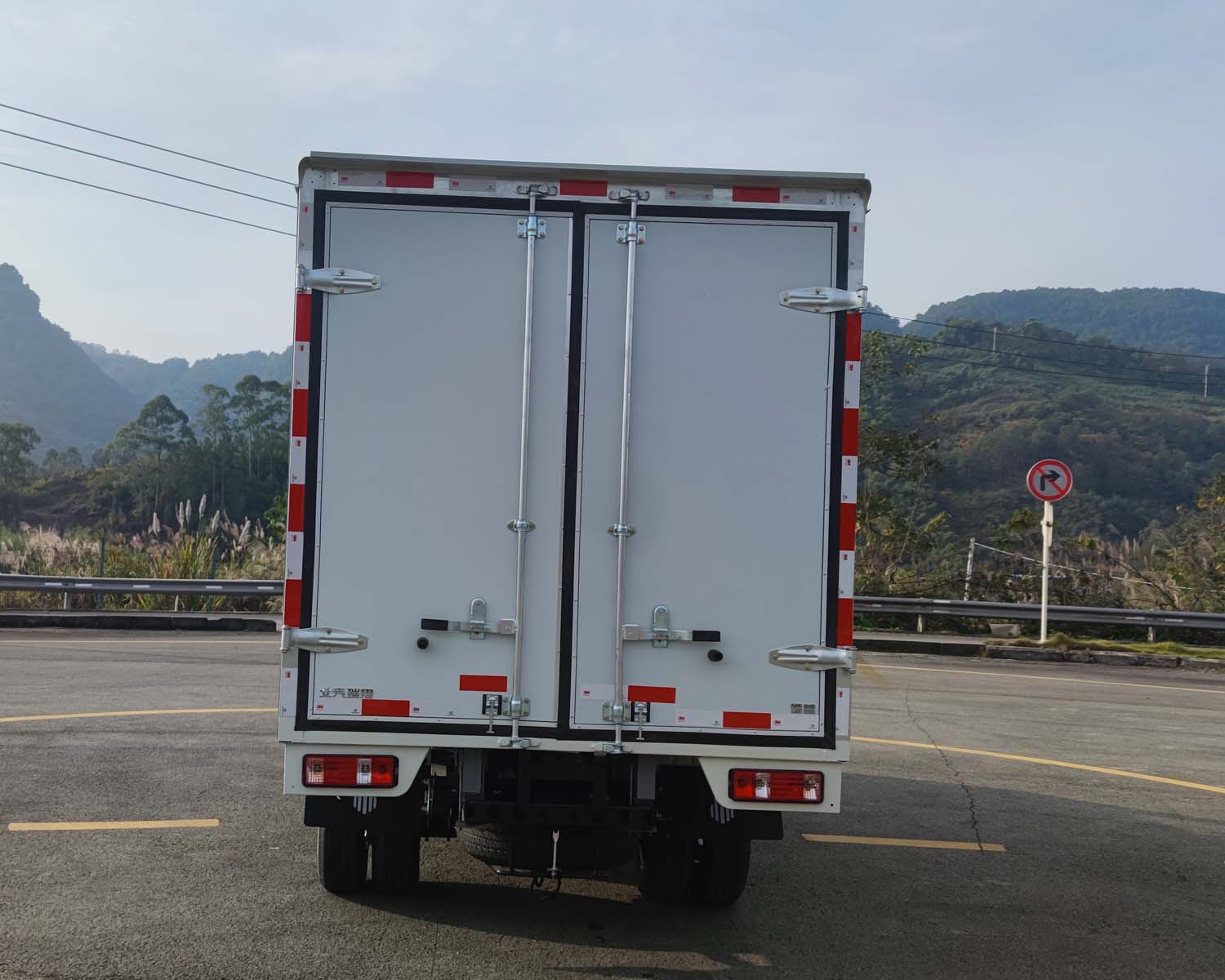 北京牌BJ5030XXYXMT1T1廂式運(yùn)輸車公告圖片