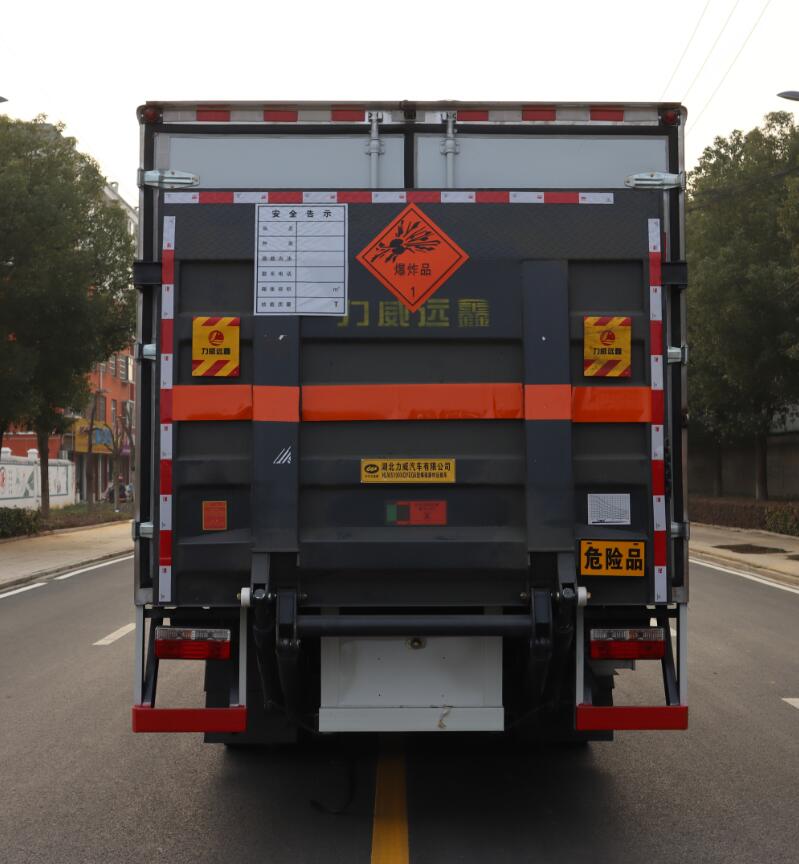 中汽力威牌HLW5100XQYEQ6爆破器材運(yùn)輸車公告圖片