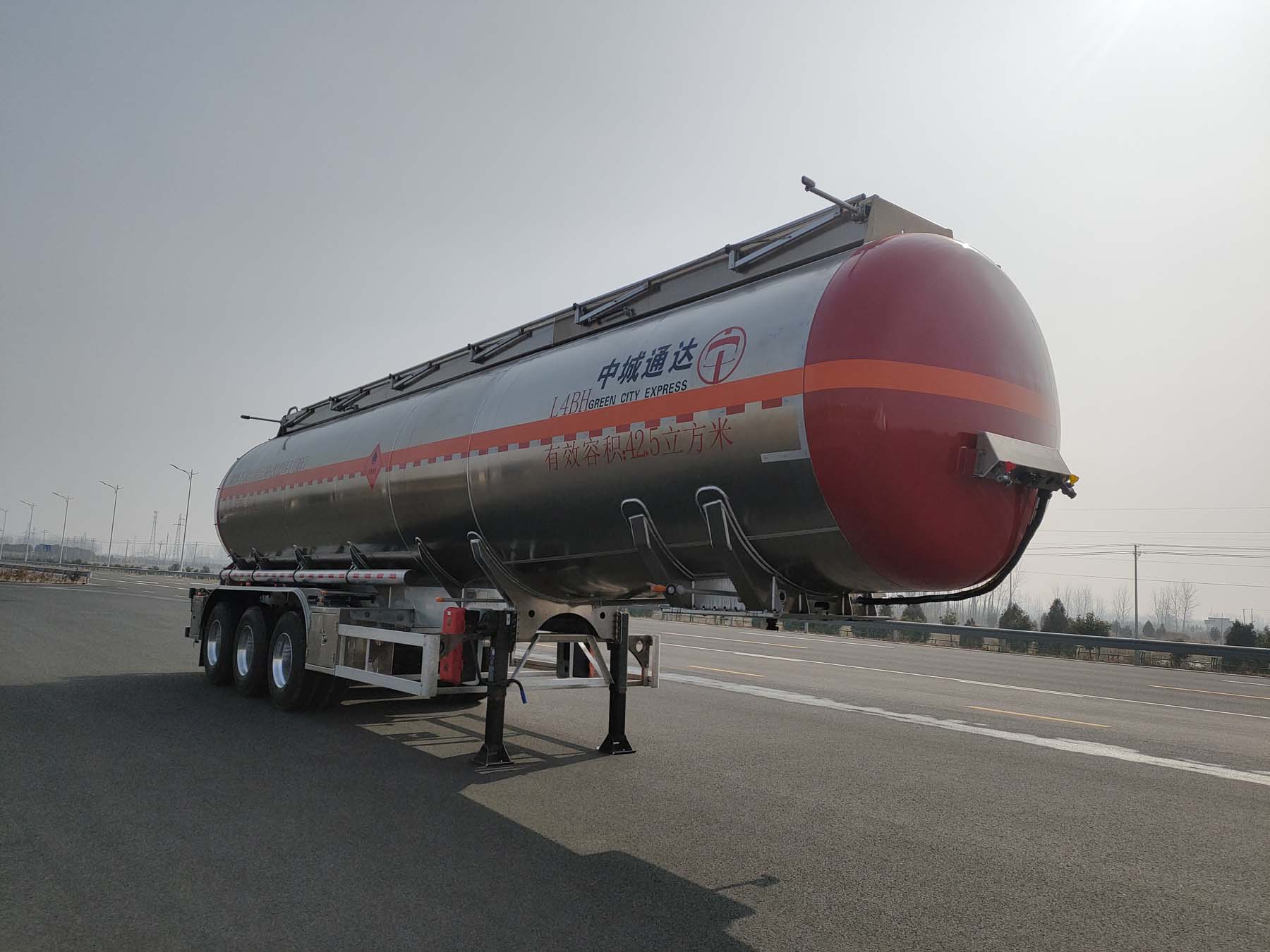 中城通达牌12.5米34吨3轴铝合金易燃液体罐式运输半挂车(CLE9404GRYYD2)
