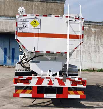 澳瑞凱牌BBQ5320THA現(xiàn)場(chǎng)混裝銨油炸藥車公告圖片