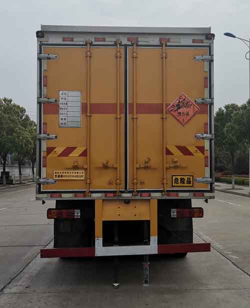 華通牌HCQ5187XQYLZ6爆破器材運(yùn)輸車(chē)公告圖片