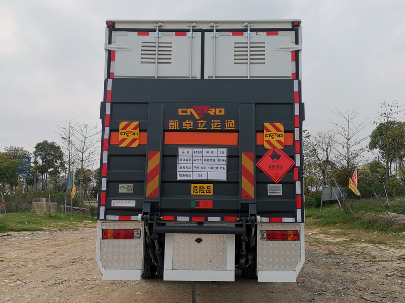 永强牌YQ5180XRYL2易燃液体厢式运输车公告图片