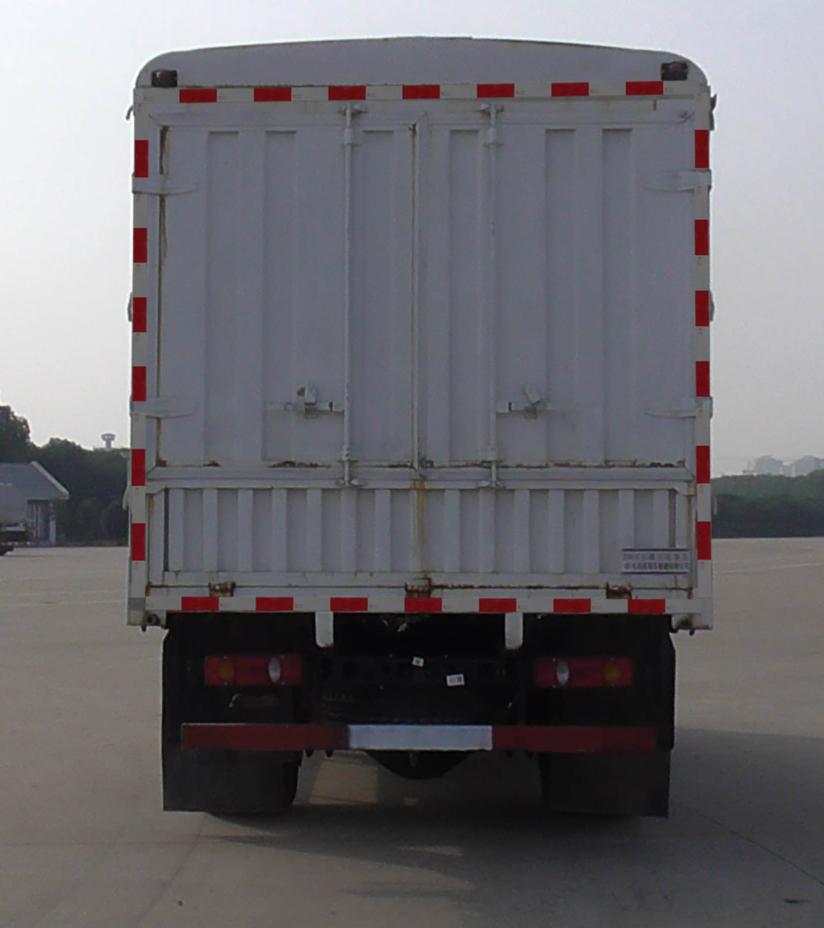 東風(fēng)牌DFV5071CCYGP6D倉(cāng)柵式運(yùn)輸車公告圖片