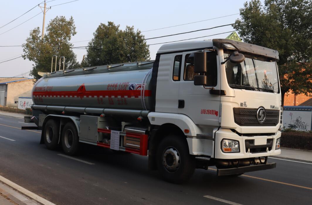 中汽力威牌HLW5260GYYS6運(yùn)油車公告圖片