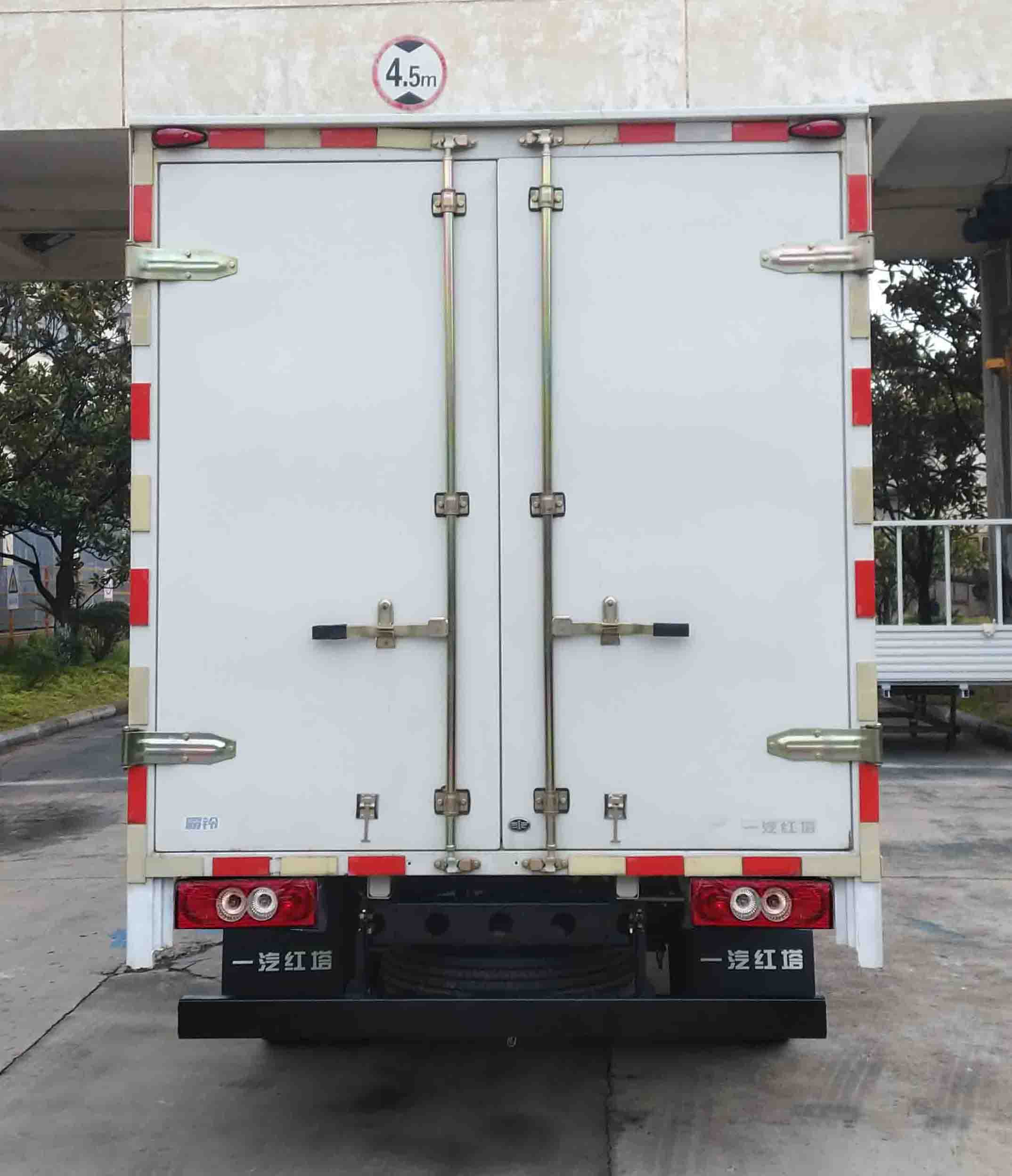 解放牌CA5040XXYK2L2RE6廂式運(yùn)輸車(chē)公告圖片