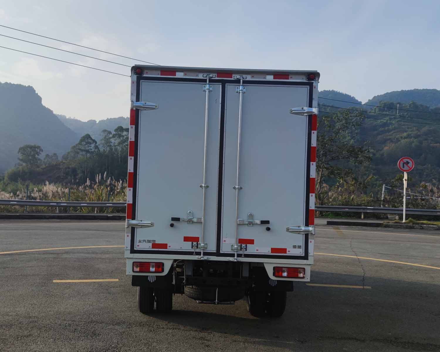 北京牌BJ5030XXYXMV1T廂式運輸車公告圖片