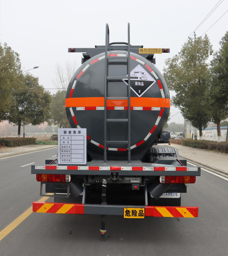中汽力威牌HLW5263GFWZ6腐蝕性物品罐式運(yùn)輸車公告圖片