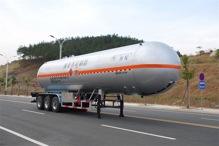 齐星牌13.6米26吨3轴液化气体运输半挂车(QXC9401GYQ)
