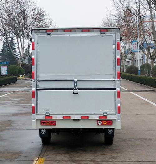 福田牌BJ5020XYK2AV5-04翼開(kāi)啟廂式車(chē)公告圖片