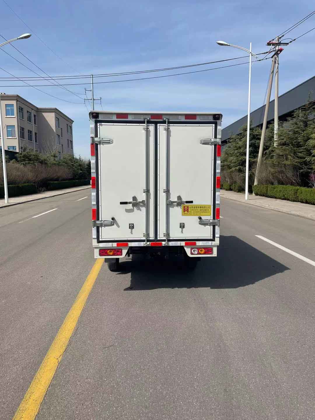 鴻星達(dá)牌SJR5020XYK-6翼開(kāi)啟廂式車公告圖片