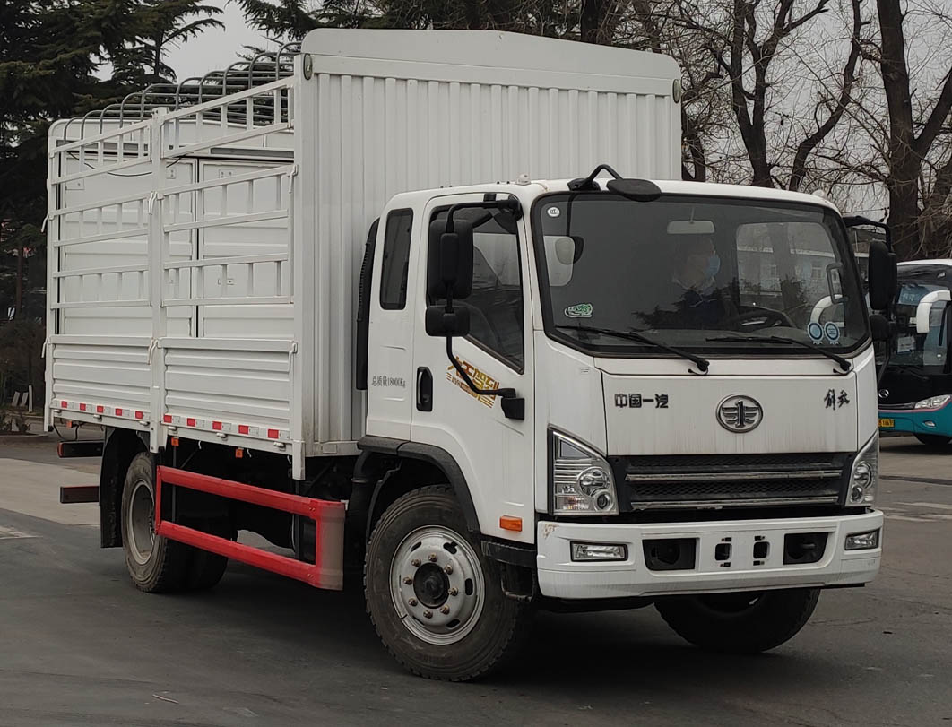 解放牌CA5181CCYP40K62L3E6A85倉(cāng)柵式運(yùn)輸車(chē)公告圖片