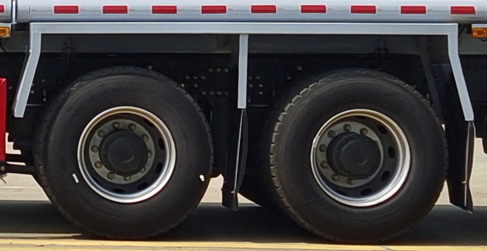 楚勝牌CSC5266GYYZK6A運(yùn)油車公告圖片