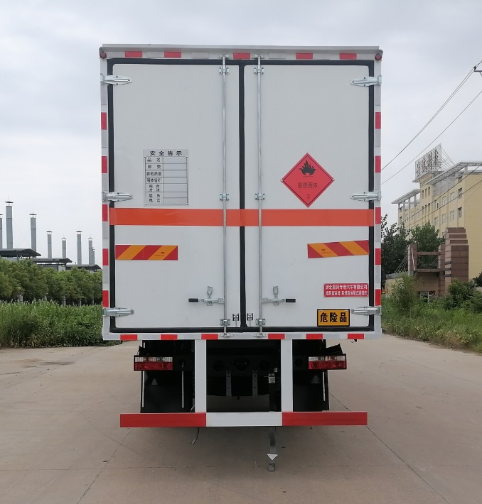 順風(fēng)智造牌SFZ5185XRYE6易燃液體廂式運(yùn)輸車公告圖片