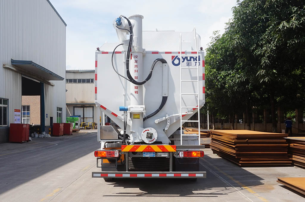 運(yùn)力牌LG5250ZSLZ6散裝飼料運(yùn)輸車公告圖片