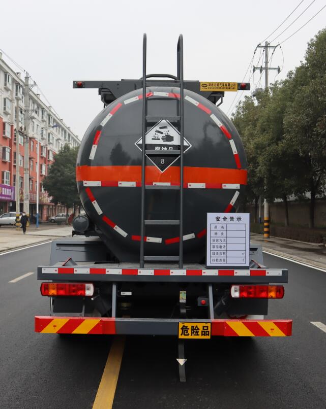 中汽力威牌HLW5262GFWC6腐蝕性物品罐式運(yùn)輸車公告圖片