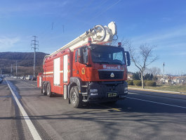 举高喷射消防车