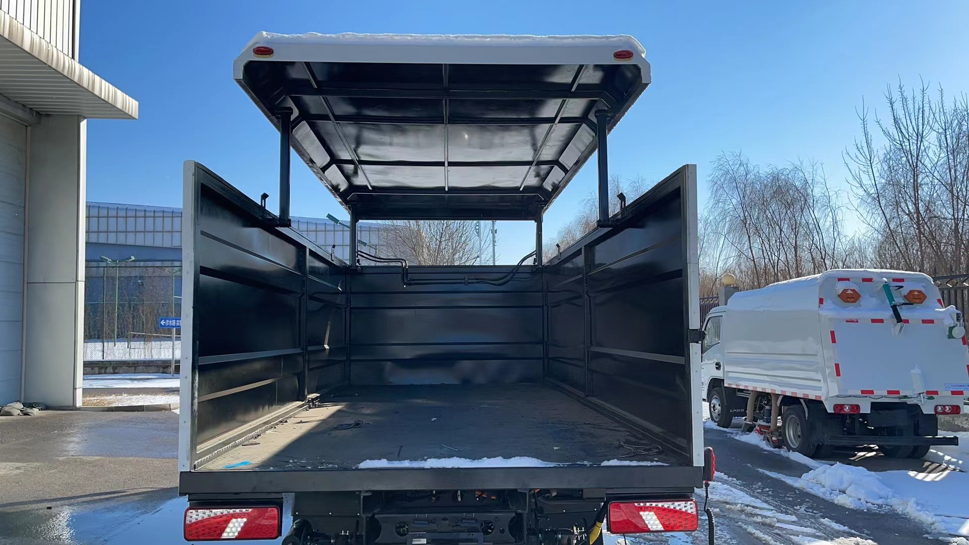 華林牌HLT5080XTYEV純電動(dòng)密閉式桶裝垃圾車公告圖片