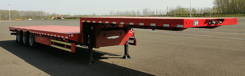 鲁·东博牌13.8米33.6吨3轴低平板半挂车(ZDB9400TDP)