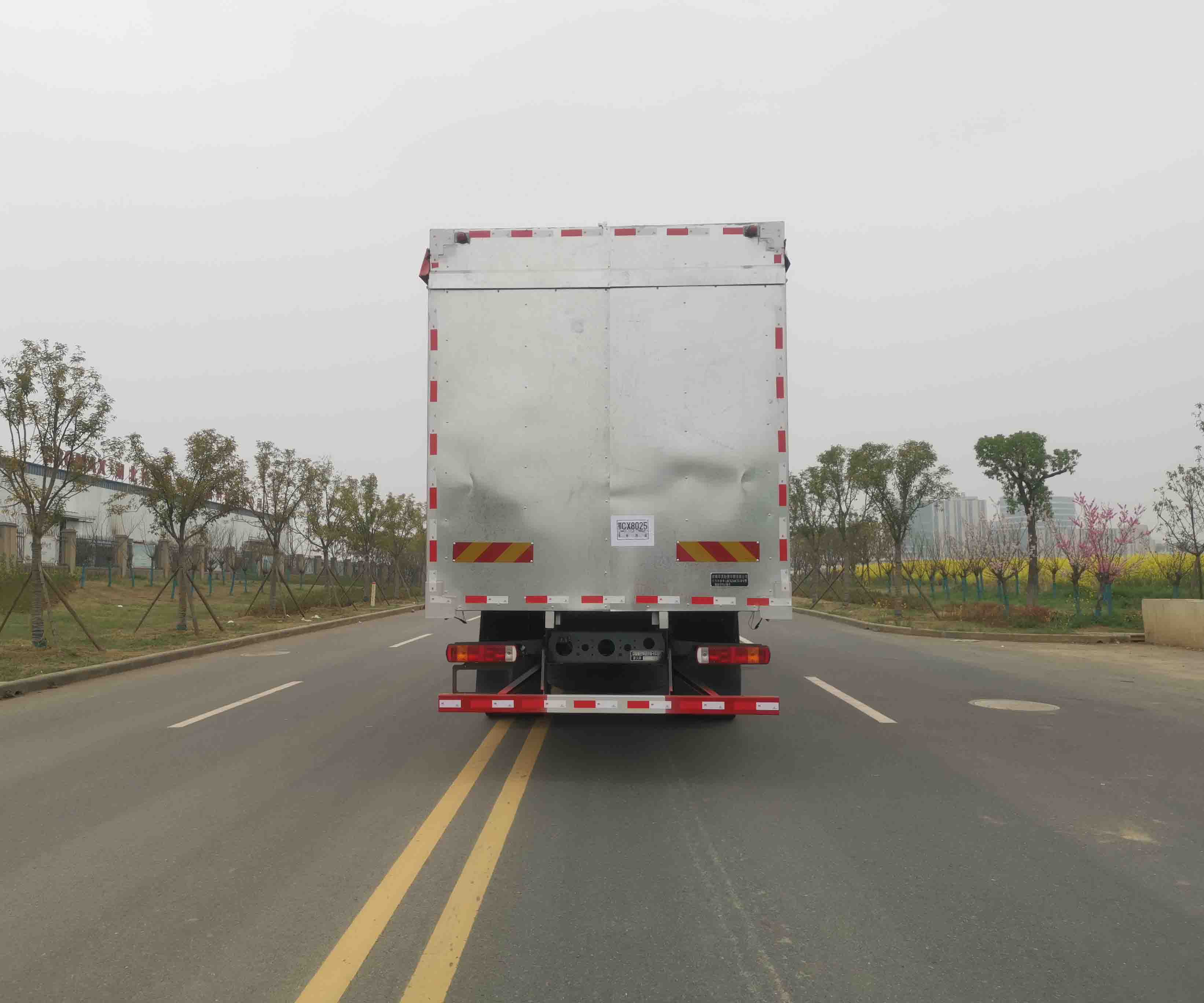 華茂駿捷牌LHC5250CYLGF1瓶裝飲料運(yùn)輸車公告圖片