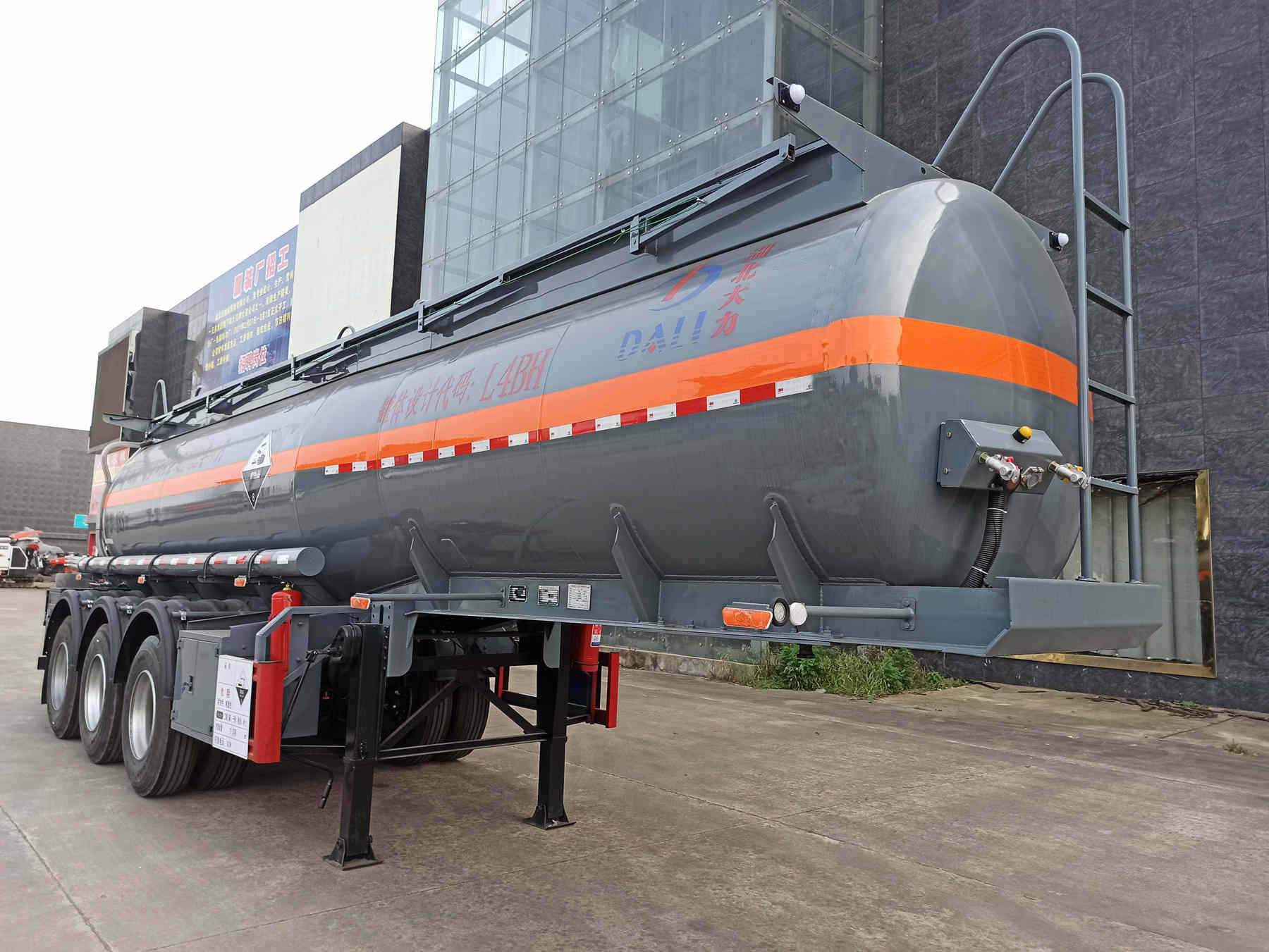大力牌9.8米32.5吨3轴腐蚀性物品罐式运输半挂车(DLQ9401GFWB)