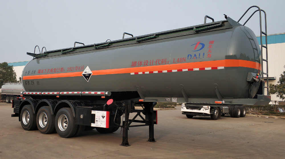 大力牌10.5米31.5吨3轴腐蚀性物品罐式运输半挂车(DLQ9402GFWA)