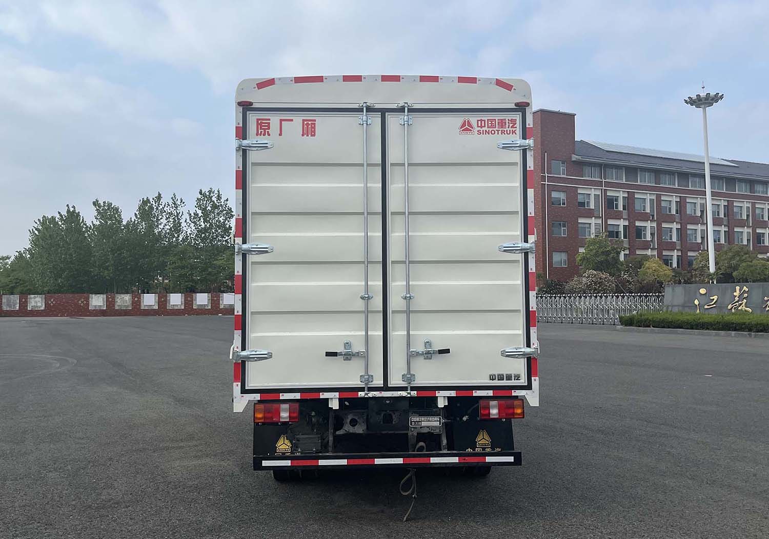 豪沃牌ZZ5047CCYG3314Z146BEV純電動(dòng)倉(cāng)柵式運(yùn)輸車公告圖片