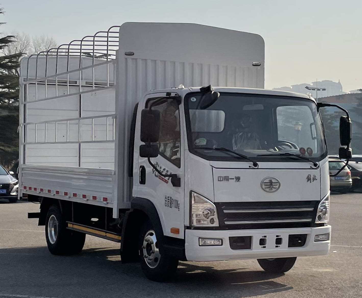 解放牌CA5091CCYP40K56L2E6A84倉柵式運(yùn)輸車公告圖片