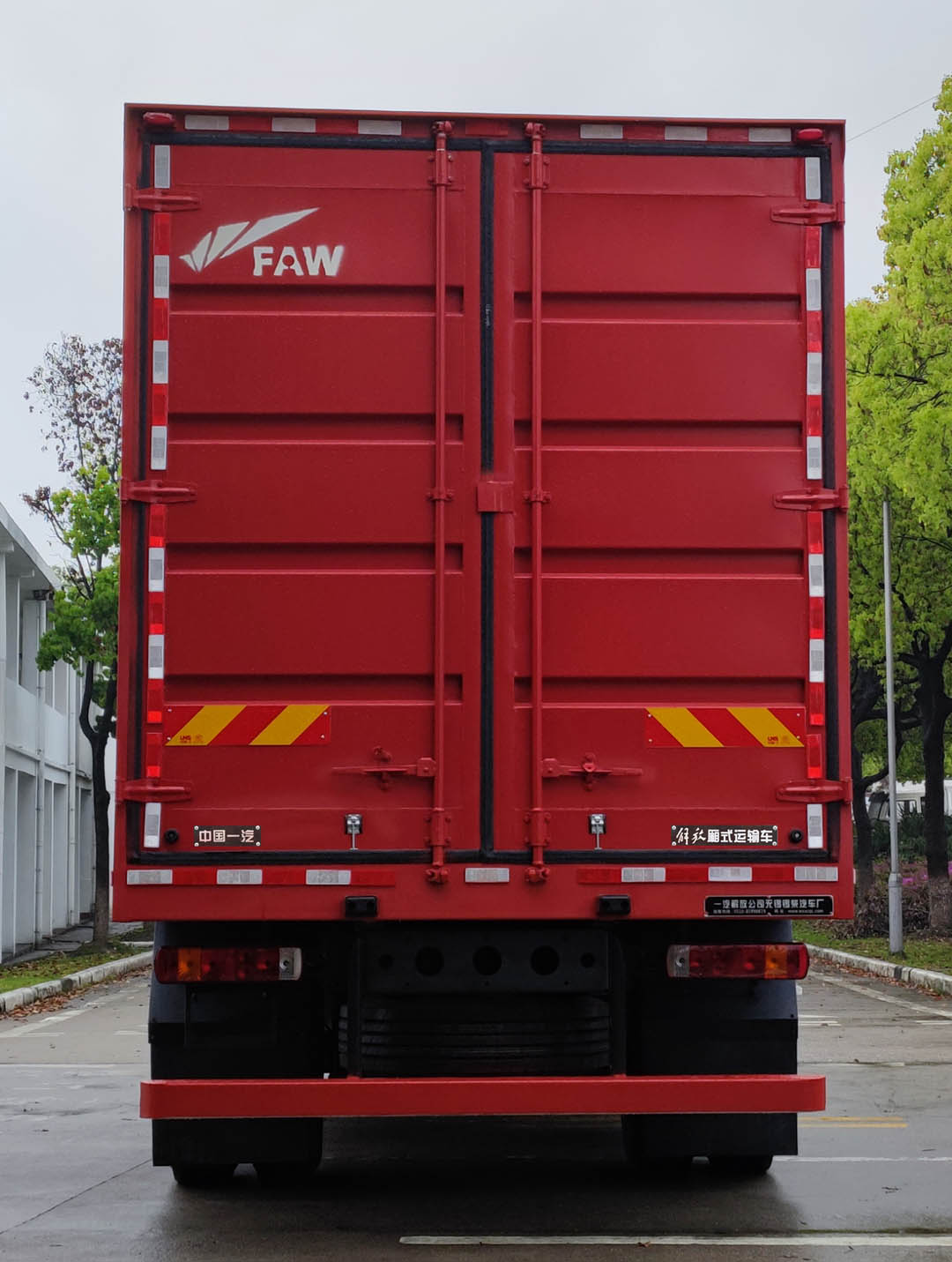 解放牌CA5181XXYP28K2L1E6A80廂式運(yùn)輸車(chē)公告圖片