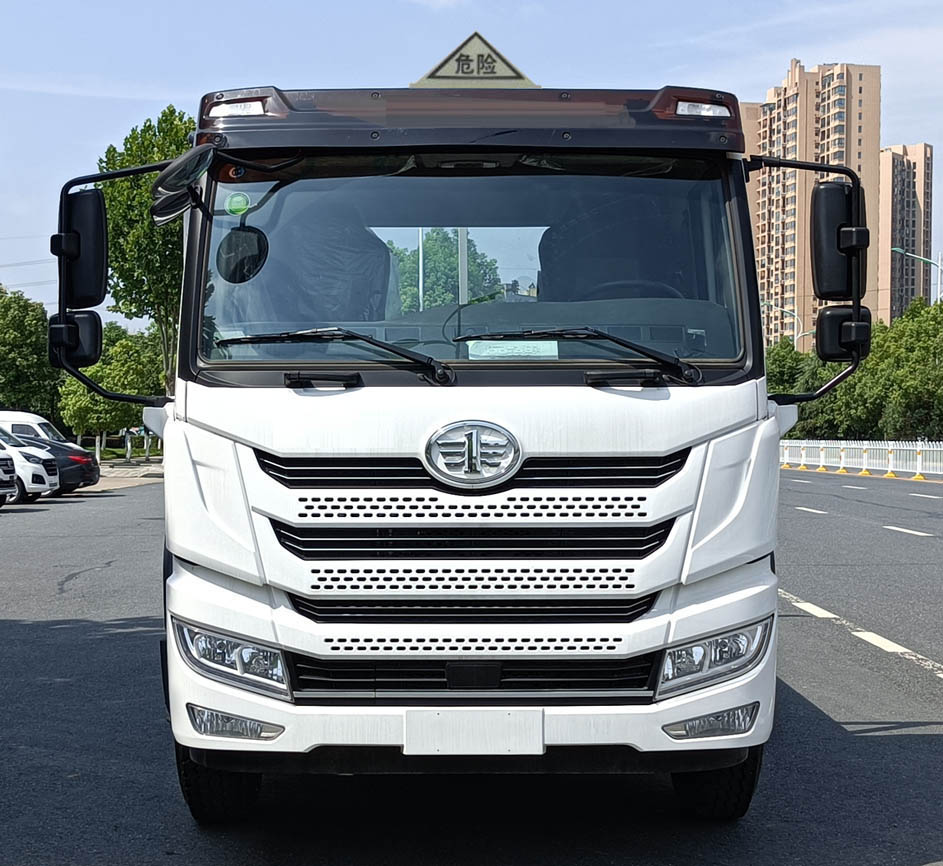 中汽力威牌HLW5260GYWC6氧化性物品罐式运输车公告图片