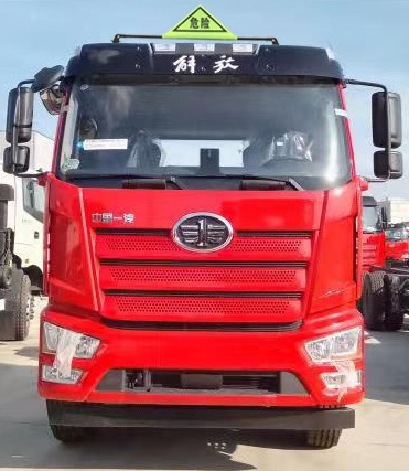 中汽力威牌HLW5320GFWCA6腐蝕性物品罐式運(yùn)輸車(chē)公告圖片