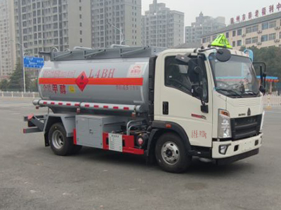 新东日牌YZR5097GRYZ6易燃液体罐式运输车图片