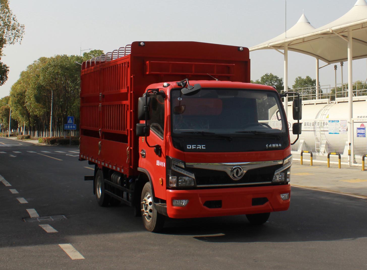 東風(fēng)牌EQ5049CCY8CD2AC倉(cāng)柵式運(yùn)輸車公告圖片