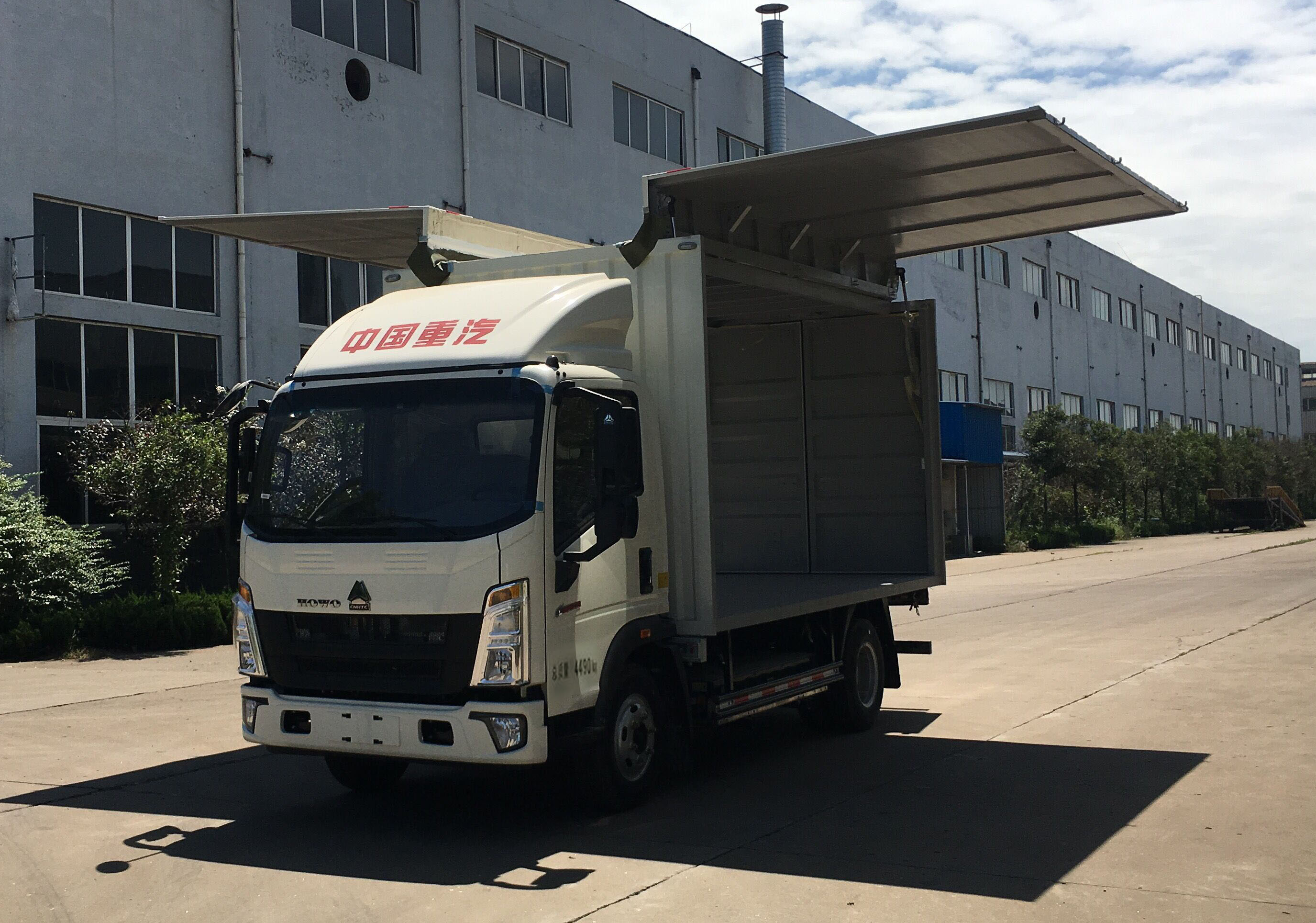 豪沃牌ZZ5047XYKG3314Z144BEV純電動翼開啟廂式車公告圖片