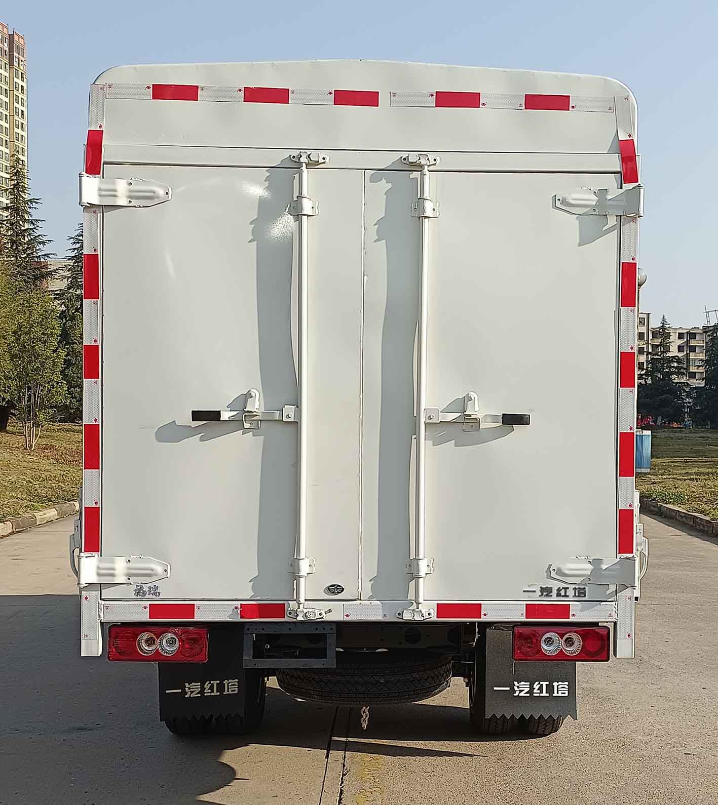 解放牌CA5030CCYQ2L1RE6倉柵式運(yùn)輸車公告圖片