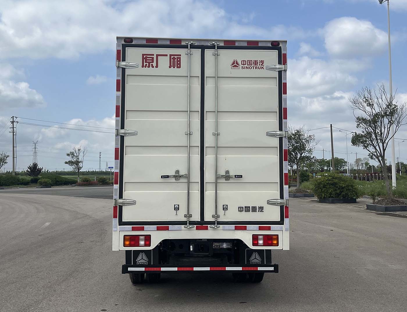 豪沃牌ZZ5047XXYF3415F145PHEV17插电式混合动力厢式运输车公告图片