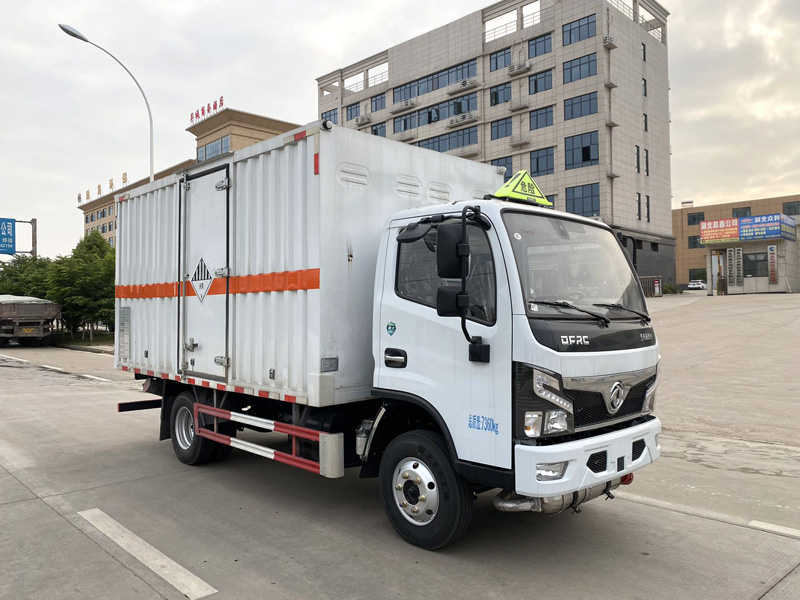 楚勝牌CSC5075XZW6雜項(xiàng)危險(xiǎn)物品廂式運(yùn)輸車公告圖片