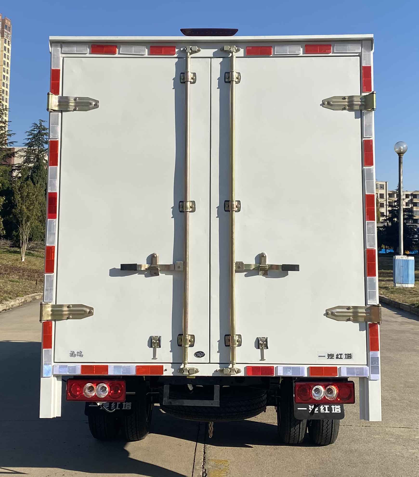 解放牌CA5030XXYQ2L1E6廂式運(yùn)輸車公告圖片